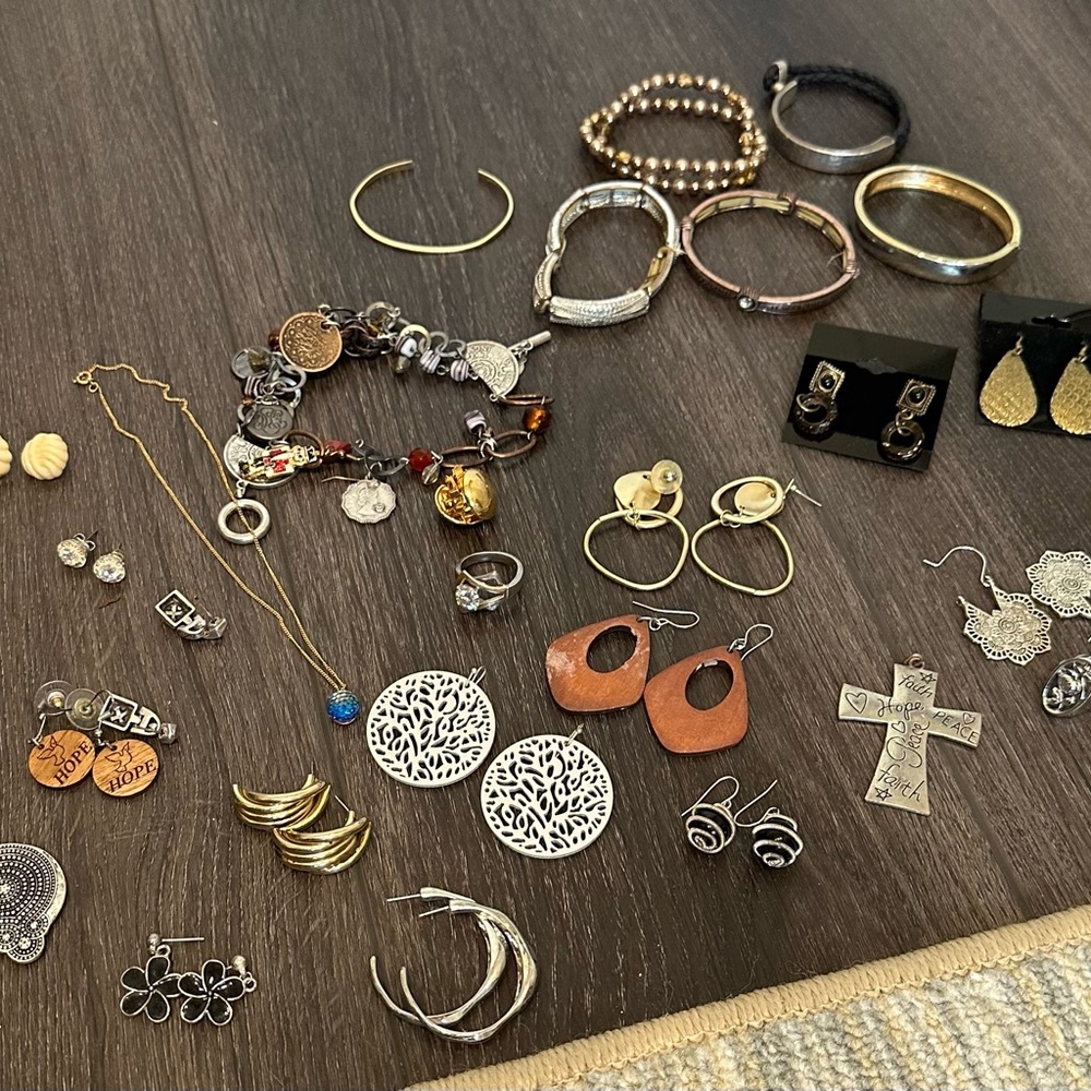 Assorted Jewelry,1 pound bags,mystery bag full of vintage/costume jewelry,resell